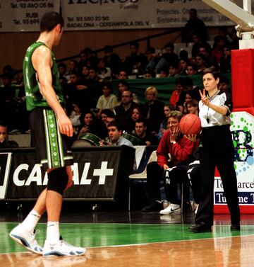 La primera mujer en arbitrar un partido de la Liga Endesa (Zaragoza-Ourense en octubre de 1992), dirigió un total de 194 encuentros en la élite del baloncesto español. Árbitra internacional desde 1987, estuvo en los Juegos de Sídney 2000 (cuatro partidos femeninos y uno masculino) y se despidió en el Mundial femenino de 2002. Abandonó el arbitraje en activo en 2004, aunque posteriormente colaboró y participó en labores del comité técnico. En 2009 recibió la Real Orden del Mérito Deportivo en categoría de bronce.