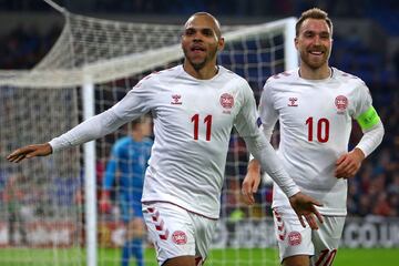 Braithwaite celebra un gol junto a Eriksen.