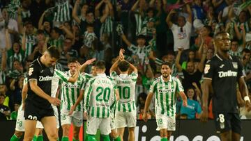 Abde celebra su gol con sus compañeros.