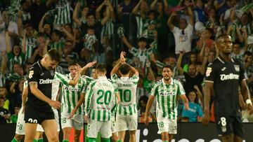 SEVILLA, 13/09/2024.- Los jugadores del Real Betis celebran el gol marcado por Ez Abde (3d) durante el encuentro de la quinta jornada de LaLiga EA Sports que Real Betis y CD Leganés disputan este viernes en el estadio Benito Villamarín de Sevilla. EFE/ Raúl Caro