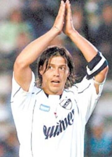 Año 2005 y Matías Almeyda suena en Universidad de Chile que participará en Copa Libertadores. Es más, se hablan de montos y periodo de contrato. Pero no, el Pelado siguió su carrera en Quilmes.