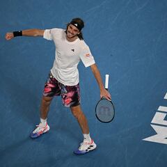 Tsitsipas pisa la penúltima ronda por cuarta vez