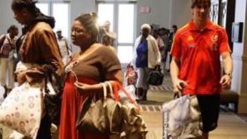 <b>DE COMPRAS. </b>Torres aprovechó el día para comprar algo de ropa.