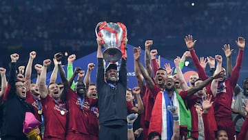 J&uuml;rgen Klopp, t&eacute;cnico del Liverpool, levanta su primera Champions.