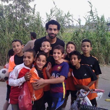 No importa el día o la hora... Salah siempre tiene tiempo para convivir con los fans. En esta imagen se le ve conviviendo con aficionados en el Hospital Mansoura.