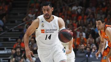 Gustavo Ay&oacute;n, con una camiseta del Madrid, en las semifinales de la Liga Endesa ante el Valencia.