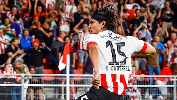 Erick Gutiérrez celebra un gol con el PSV Eindhoven en Champions League.