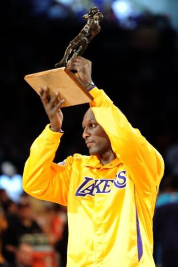 Lamar Odom levante su trofeo de mejor sexto hombre del año en la NBA.