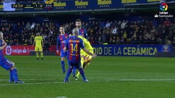 Mano claro de Mascherano que no señaló el árbitro