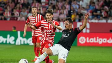 GIRONA, 23/10/2022.- El delantero del Girona, Toni Villa (i), disputa el bal¨®n ante el defensa de Osasuna, Unai Garc¨ªa, durante el partido de Liga de Primera Divisi¨®n disputado este domingo en le estadio Municipal Montilivi de Girona. EFEE/David Borrat