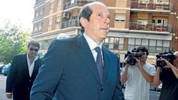 <b>MALAS MANERAS.</b> Manuel Llorente tiene previsto recriminarle al Barça su manera de actuar con David Villa.