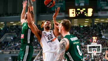 Athens (Greece), 07/12/2023.- Panathinaikos'Äô, Luca Vildoza (L) and Alexander Balcerowski (R) in action against Real Madrid's, Walter Tavares (C) during the Euroleague basketball match between Panathinaikos Athens and Real Madrid inat the OAKA Indoor Stadium in Athens, Greece, 07 December 2023. (Baloncesto, Euroliga, Grecia, Atenas) EFE/EPA/GEORGIA PANAGOPOULOU
