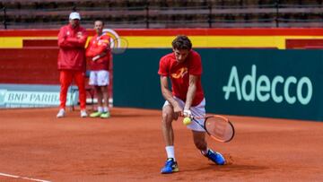 Pablo Carre&ntilde;o entrena sobre la tierra batida de la Plaza de Toros de Valencia para la eliminatoria entre Espa&ntilde;a y Alemania de Copa Davis.