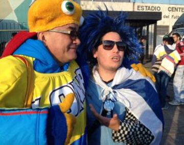 Los hinchas colombianos esperan un triunfo de la Selección en el Estadio Centenario de Montevideo