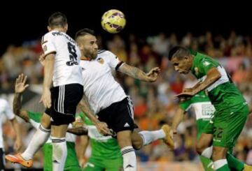 El defensa argentino del Valencia, Nicolás Otamendi (2i), despeja un balón ante el delantero brasileño del Elche, Jonathas, durante el encuentro correspondiente a la novena jornada de primera división, que disputan esta noche en el estadio de Mestalla.