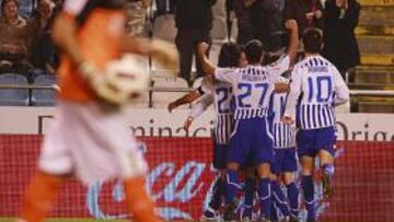 <b>VICTORIA BALSÁMICA. </b>Los jugadores del Deportivo celebran el gol de Adrián que terminó por dar a los coruñeses la victoria ante la Real Sociedad que los aleja a cinco puntos del descenso.