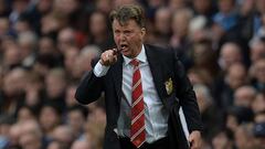 (FILES) This file photo taken on March 20, 2016 shows Manchester United&#039;s Dutch manager Louis van Gaal shouting instructions to his players from the touchline during the English Premier League football match between Manchester City and Manchester Uni