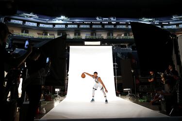 Después de dos años en el pozo de la NBA, recuperándose de la salida de Kevin Durant y el agotamiento de cinco viajes a las Finales consecutivos, los Warriors reaparecieron la temporada pasada, con un nivel excepcional de Stephen Curry, que elevó todavía más la narrativa de su legado tras su exhibición en las Finales, contra los Celtics. Ahora, los de San Francisco quieren otro año, que sería el quinto en ocho años. Sigue el big three: Curry, Klay Thompon y Draymond Green. Sigue Steve Kerr… y sigue incluso Andre Iguodala, que aparcó su retirada para cabalgar una vez más en el equipo de su vida. Los Warriors son el equipo a batir, y están dispuestos a recordárselo a todo el mundo.