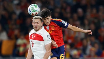 Soccer Football - FIFA World Cup - UEFA Qualifiers - Group E - Spain v Turkey - Estadio La Cartuja de Sevilla, Seville, Spain - November 18, 2025 Turkey's Baris Alper Yilmaz in action with Spain's Pau Cubarsi REUTERS/Marcelo Del Pozo