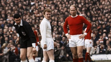 Bobby Charlton, en un partido con el United.