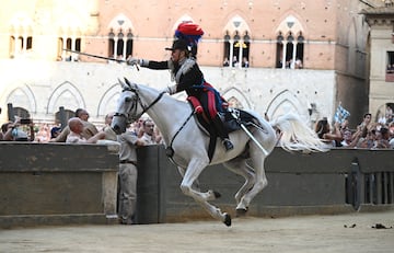 El recorrido transcurre en la céntrica Piazza del Campo, en  honor a la Virgen de Provenzano (Palio di Provenzano).