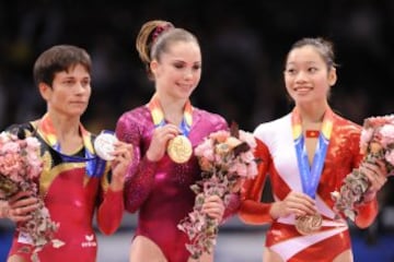 McKayla Maroney en el centro, junto a la alemana Oksana Chusovitina y la vietnamita Phan Thi Ha Thanh.