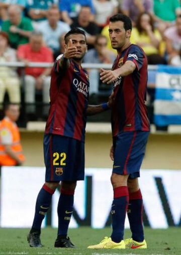 Los jugadores del Barcelona Dani Alves y Sergio Busquets en su partido ante el Villareal.