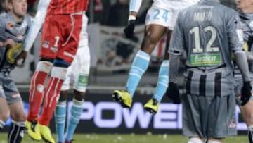 Fanni intenta el remate frente a Ochoa, meta del Ajaccio.