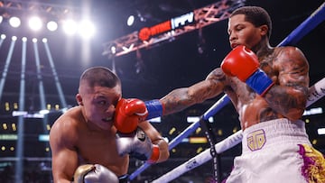 Gervonta Davis golpea a Isaac Cruz.