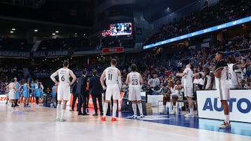 Los jugadores del Madrid y el Andorra miran la última jugada del partido, el lanzamiento de Kyle Kuric.