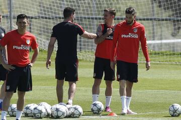 Simeone con Griezmann y Carrasco en Las Rozas.