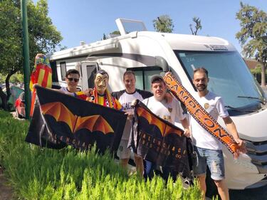 La marea valencianista ya va inundando el centro de Sevilla