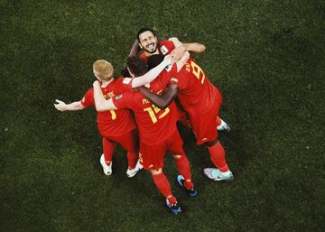 Cambiamos de registro y volvemos a la m¨¢xima competici¨®n de selecciones, en su edici¨®n de 2018. El Mundial de Rusia dej¨® un encuentro de octavos digno de admirar. B¨¦lgica, que llegaba a la cita como la gran promesa, hizo los deberes en la fase de grupos ganando los tres encuentros y quedando por delante de Inglaterra, la otra favorita. Jap¨®n, por su parte, dio la sorpresa y qued¨® segunda por delante de Senegal y Polonia. Los octavos enfrentaron a ambas selecciones. Tras una primera parte sin sobresaltos, los asi¨¢ticos comenzaron la segunda con las ideas muy claras y por medio de Haraguchi, tras una contra; e Inui, desde fuera del ¨¢rea, pusieron el 0-2 en el marcador en el minuto 52. Los japoneses dieron un paso atr¨¢s para conservar la renta y B¨¦lgica hizo patente su superioridad. Vertonghen puso el 1-2 en el 69', tras un remate de cabeza en el que cogi¨® al meta Kawashima algo descolocado. El 2-2 lleg¨® minutos despu¨¦s, cuando Hazard se abri¨® hueco para centrar y encontrar a Fellaini dentro del ¨¢rea. Parec¨ªa que el partido ir¨ªa a la pr¨®rroga, pero en el tiempo de a?adido, un c¨®rner mal sacado por parte de Jap¨®n fue capturado por Courtois que inici¨® una contra letal. De Bruyne condujo, Meunier asisti¨®, Lukaku la dej¨® pasar entre sus piernas y Chadli marc¨® para poner a B¨¦lgica en cuartos. Como curiosidad cabe destacar que esta es la mayor remontada de la historia de los mundiales, desde el Portugal-Corea del Norte, del 66, anteriormente nombrado. B¨¦lgica finaliz¨® en tercer lugar el Mundial, tras caer en semifinales con Francia y vencer a Inglaterra en el partido por el tercer y cuarto puesto.