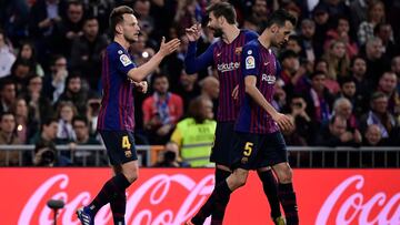 Ivan Rakitic, Gerard Piqu&eacute; y Sergio Busquets celebran un gol durante el partido de Liga Santander entre Real Madrid y F.C. Barcelona.