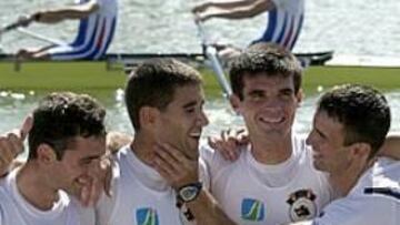 <B>MEDALLA.</B> Los españoles José Antonio Martín, Juan Luis Aguirre, Carlos Loriente y Albert Domínguez (izq.a dcha) celebran hoy en el podio la medalla de plata conseguida en la final de cuatro sin timonel en el Campeonato del Mundo de Remo.