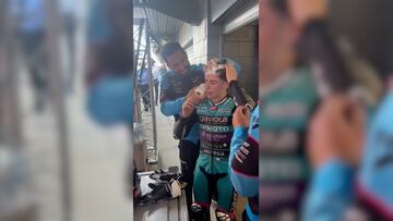Con emoción, algo de prisa y entre risas, el equipo de Aspar Team ayudó al colombo-español a prepararse para el podio, rindiendo homenaje a su ídolo.