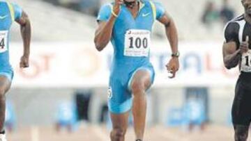 <b>JAMAICA Y AFRICA. </b>Asafa Powell, en el centro, vuela hacia la meta de Atenas a casi 43 kms/hora, escoltado por dos africanos, Obikwelu, nacido en Nigeria, y el ghanés Zakari (105).