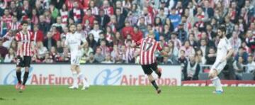 Mikel Rico pasa a Aduriz para que marque de cabeza el 1-0.
