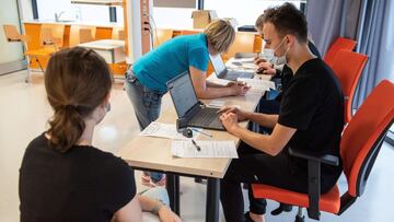 Lublin (Poland), 04/11/2021.- People wait to get a booster vaccine against Covid-19 during the Vaccine-Stop ('Przystanek - Szczepienie') campaign in Lublin, Poland, 04 November 2021. The Vaccine- Stop campaign is to provide a booster coronavirus vaccine for anyone over 18 years of age who was fully vaccinated at least six months age. Polish Health Ministry announced that it had recorded 15,515 new confirmed cases of coronavirus and 250 deaths in the last 24 hours. (Polonia) EFE/EPA/WOJTEK JARGILO POLAND OUT