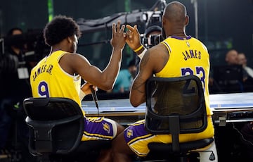 LeBron James y Bronny James Jr. durante el Media Day de Los Angeles Lakers.