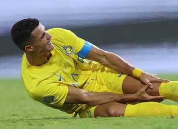 En el minuto 113 de la Final Copa campeones árabes, Cristiano Ronaldo se echa al suelo tras dolerse de la rodilla en una acción individual. Tuvo que marcharse en camilla.