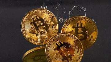 FILE PHOTO: Souvenir tokens representing cryptocurrency Bitcoin plunge into water in this illustration taken May 17, 2022. REUTERS/Dado Ruvic/Illustration/File Photo