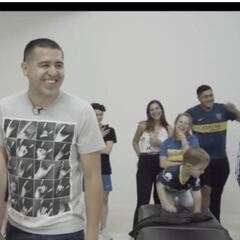 El Riquelme de la gente: Firma los tatuajes de sus hinchas