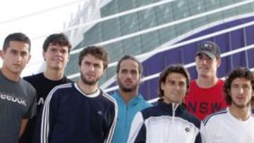 <b>EN EL ÁGORA. </b>De izquierda a derecha: Nico Almagro, Milos Raonic, Gilles Simon, Feliciano, David Ferrer, John Isner y Juan Mónaco.