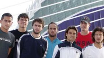 <b>EN EL ÁGORA. </b>De izquierda a derecha: Nico Almagro, Milos Raonic, Gilles Simon, Feliciano, David Ferrer, John Isner y Juan Mónaco.