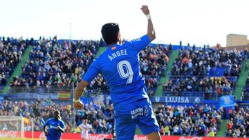 GRAF1328. MADRID, 18/11/2017.- El delantero del Getafe Ángel Rodríguez celebra su gol marcado ante el Alavés, el tercero del conjunto azulón, durante el partido correspondiente a la duodécima jornada de LaLiga Santander disputado hoy en el Coliseum Alfonso Pérez. EFE/VICTOR LERENA