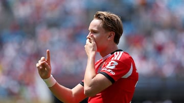 CHARLOTTE, NORTH CAROLINA - JUNE 24: Andreas Schjelderup #21 of SL Benfica celebrates scoring his team's first goal during the FIFA Club World Cup 2025 group C match between SL Benfica and FC Bayern M�nchen at Bank of America Stadium on June 24, 2025 in Charlotte, North Carolina. Kevin C. Cox/Getty Images/AFP (Photo by Kevin C. Cox / GETTY IMAGES NORTH AMERICA / Getty Images via AFP)