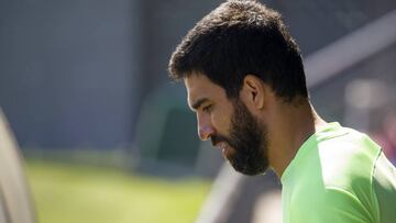 Arda Turan entrando con el Barcelona.
