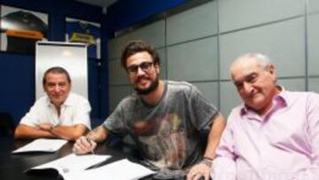 Osvaldo firmando su contrato