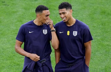 Trent Alexander-Arnold y Jude Bellingham, jugadores de Liverpool y Real Madrid, antes de un partido con la Seleccin inglesa.